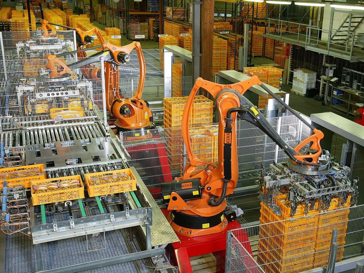 Guarded robotic palletising cell on a production line